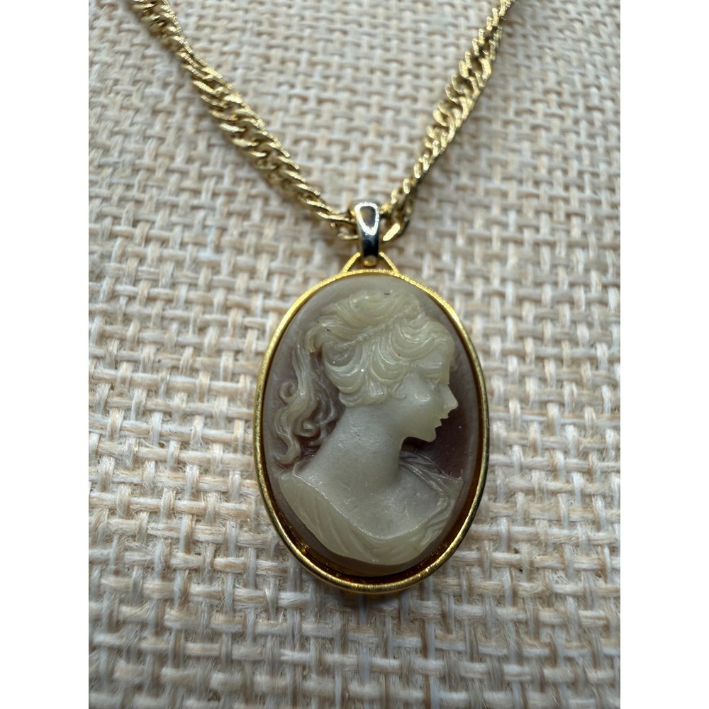 Vintage Gold Tone Oval Cameo Pendant Necklace 18 Inch Twisted‎ Curb Chain